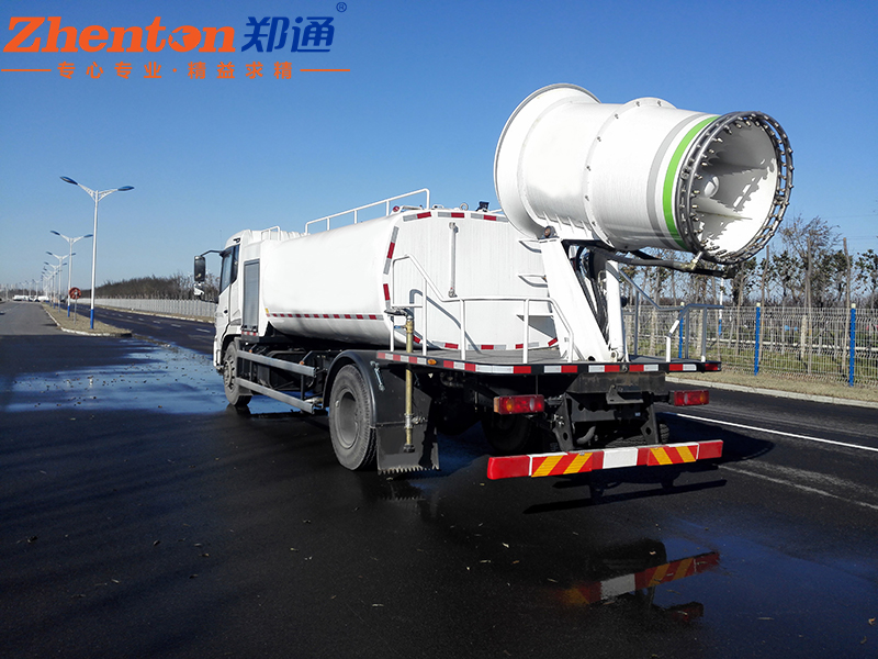 河南某汽車(chē)集團(tuán)使用我司車(chē)載霧炮機(jī)進(jìn)行道路抑塵工作1.jpg