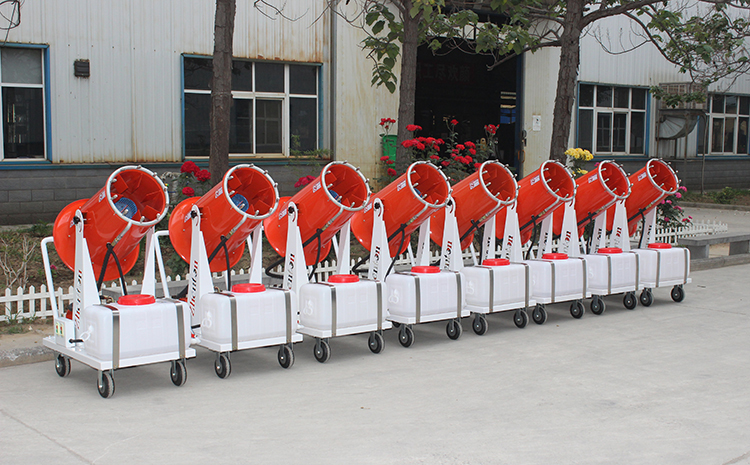 移動遠程霧炮機在接電源和水源時有何注意要點？